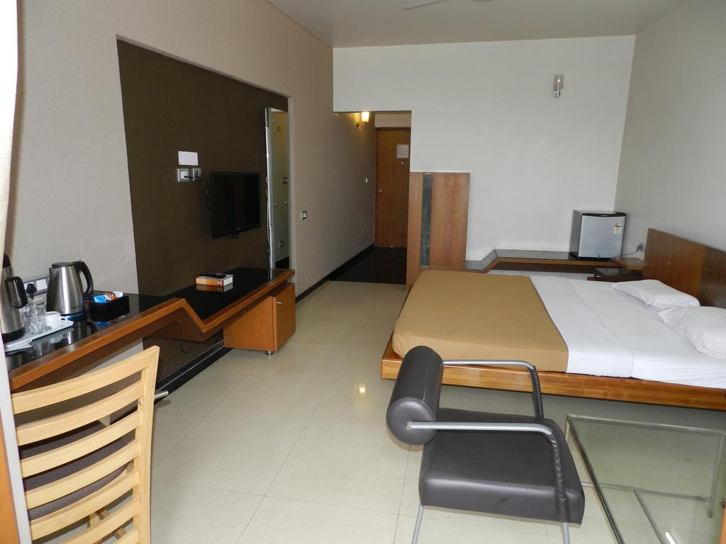 Hotel Rock Regency Toranagallu Oda fotoğraf