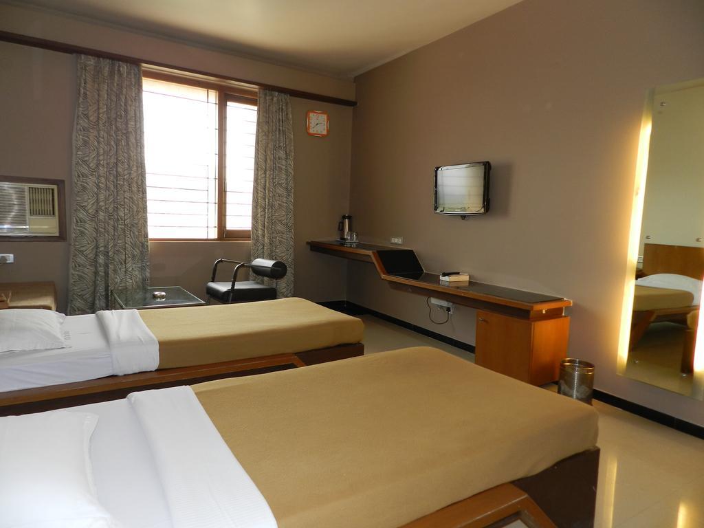 Hotel Rock Regency Toranagallu Oda fotoğraf