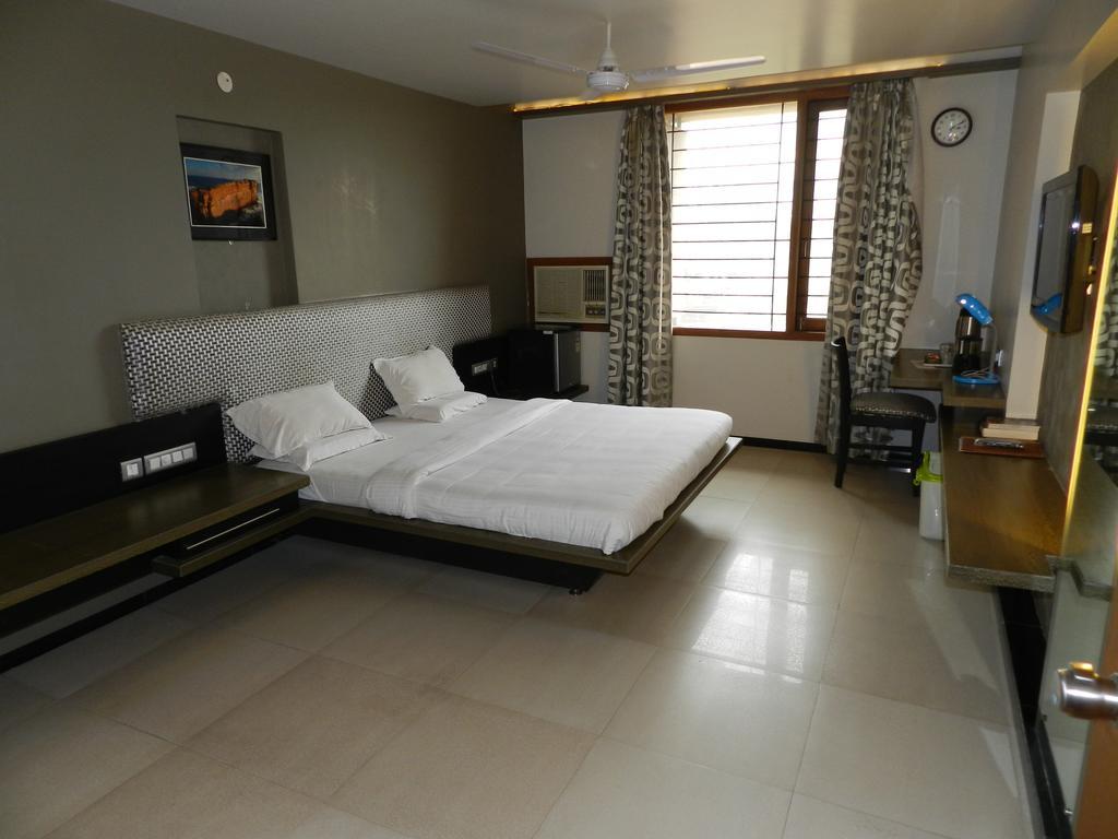 Hotel Rock Regency Toranagallu Oda fotoğraf