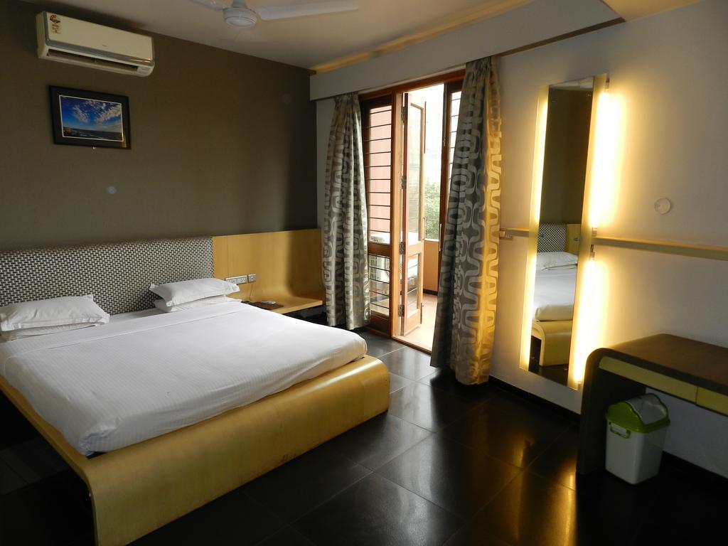 Hotel Rock Regency Toranagallu Oda fotoğraf