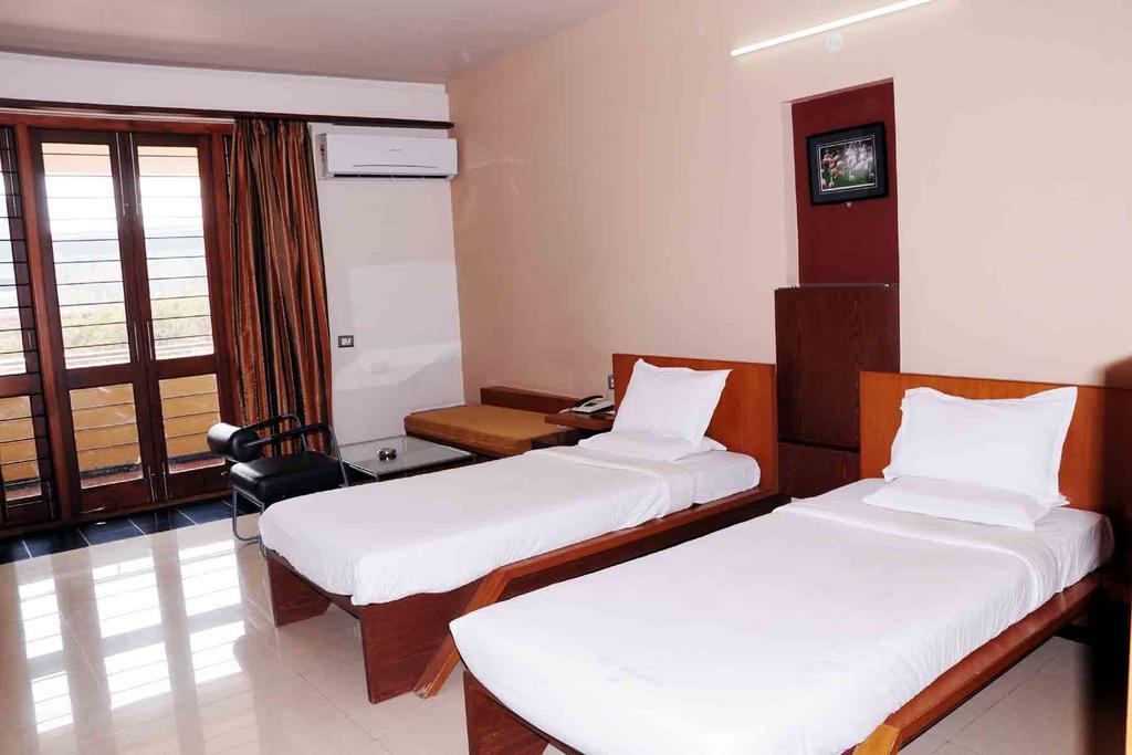Hotel Rock Regency Toranagallu Dış mekan fotoğraf