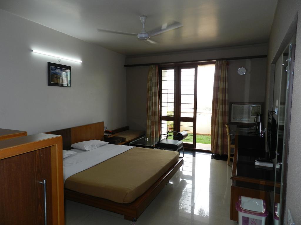 Hotel Rock Regency Toranagallu Dış mekan fotoğraf