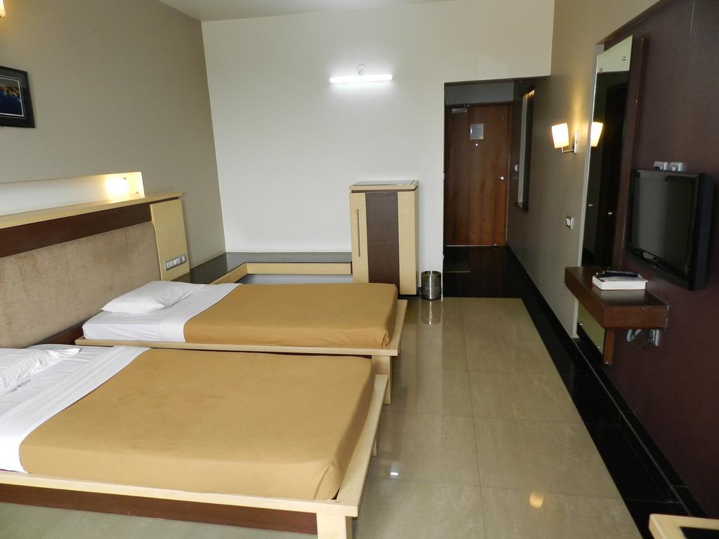 Hotel Rock Regency Toranagallu Dış mekan fotoğraf